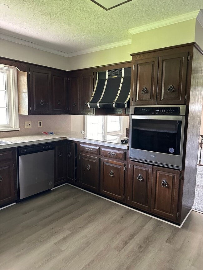 Building Photo - 985 Pineland Ave