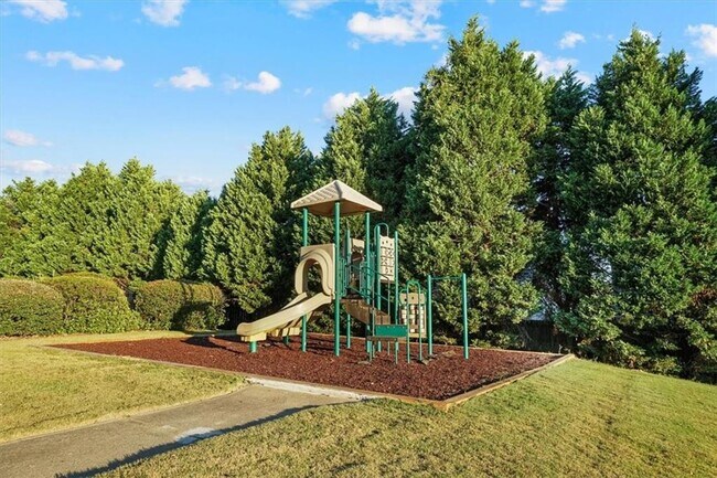 Building Photo - 1938 Dilcrest Dr