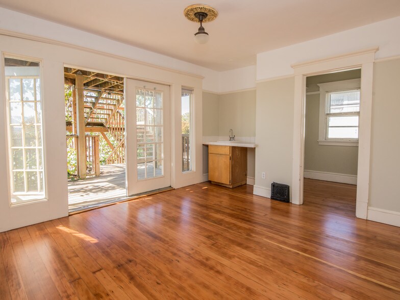 room with private deck, bonus room & 2 closet - 2027 N Williams Ave