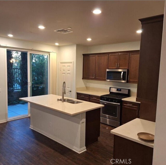 Building Photo - 825 Parisa Pl