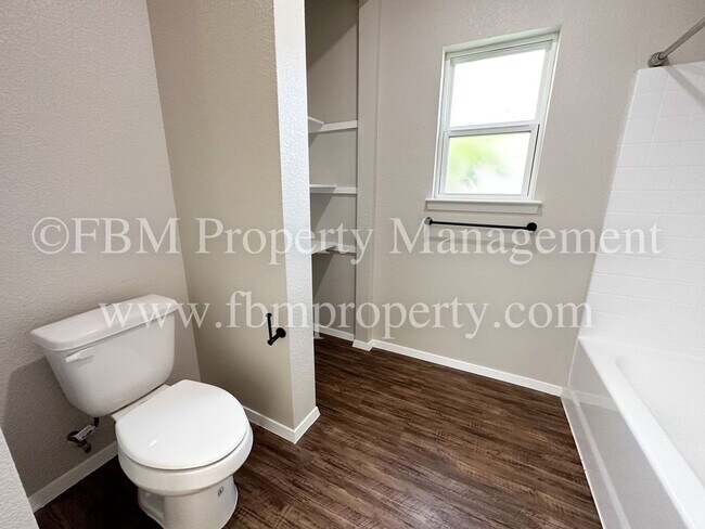 Building Photo - 818 Rose St