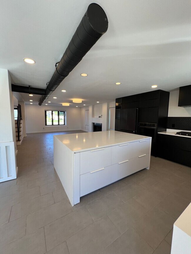 Building Photo - POOL HOME IN SHEFFIELD ESTATES!