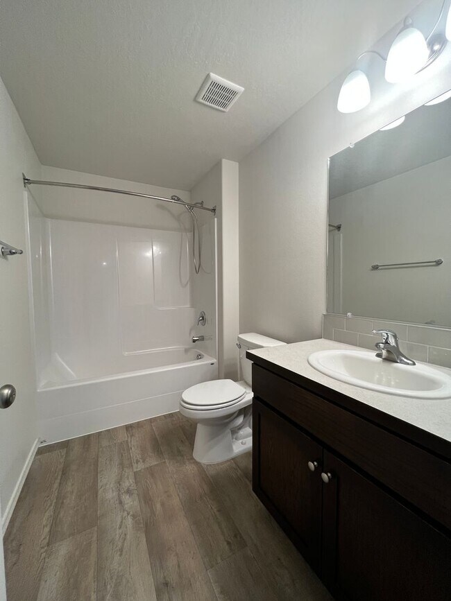 Building Photo - Modern 3 Bed 2 Bath!! Covered Patio!!