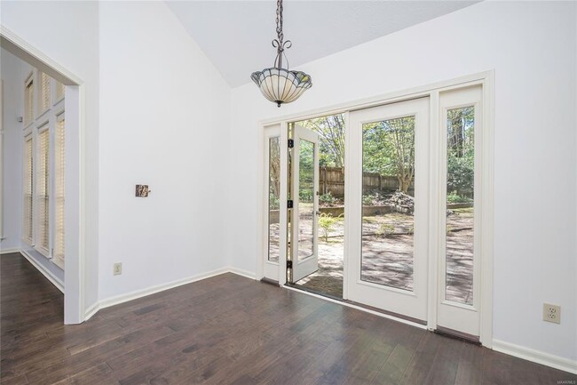 Building Photo - 561 Pine Tree Ln