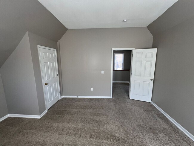 Building Photo - Charming 3-Bedroom Home in Washington Weat...