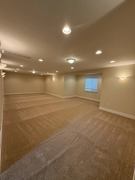 Building Photo - 1390 Stoneridge Dr