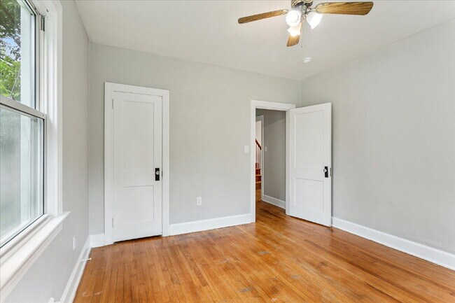 Building Photo - "Charming 3-Bedroom Retreat with 2 Full Baths in Hampton – Spacious 1494 Sq Ft Gem!"