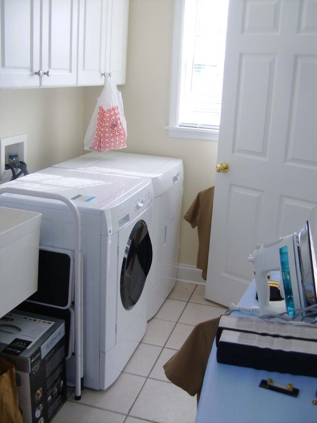 Building Photo - 3 bedroom 3 bath with Fenced in Yard in Ta...