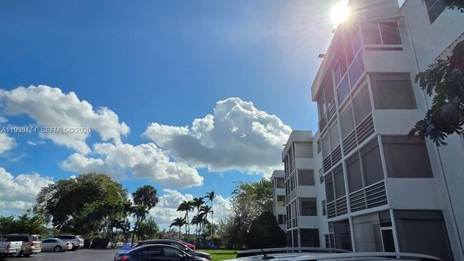 Building Photo - 3000 Sunrise Lakes Dr W