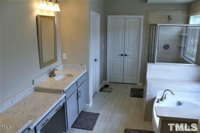 Building Photo - 5 Bedroom and a Bonus Room Single Family i...