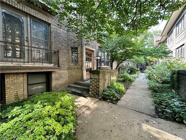Building Photo - Charming 1-Bedroom Property in Prime Location