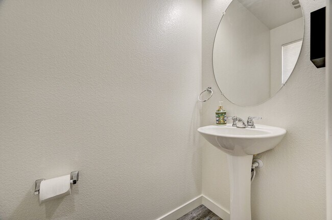 Building Photo - Exquisite Townhome - Life of luxury