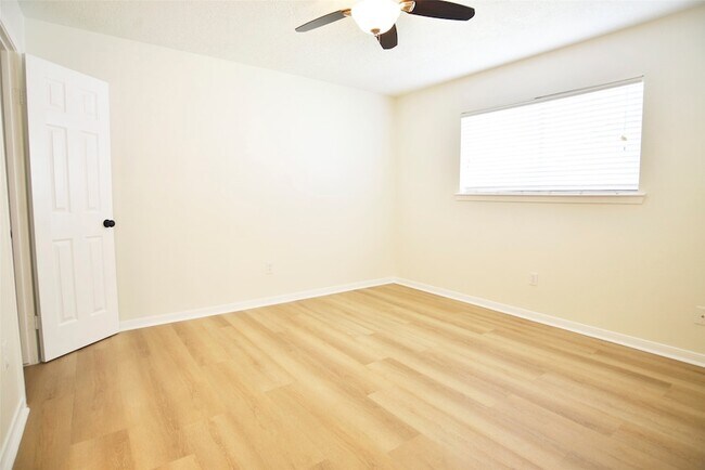 Building Photo - 536 Castlelake Dr