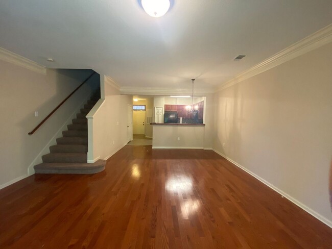 Building Photo - Spacious 2Bed/2.5Bath Townhome in the Gate...