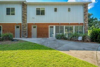Building Photo - Modern Loft Near HCA & TMH With Lake Frontage