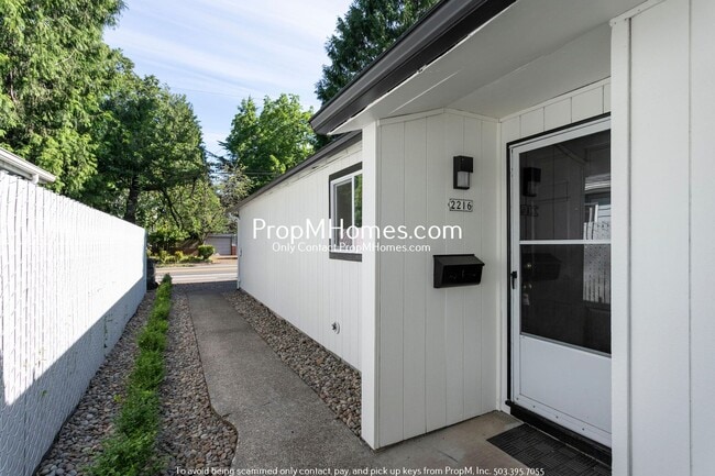 Building Photo - Updated Two Bedroom Duplex in Sellwood - Garage Included!