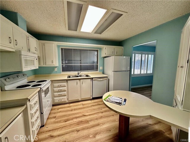 Building Photo - 2230 Lake Park Dr