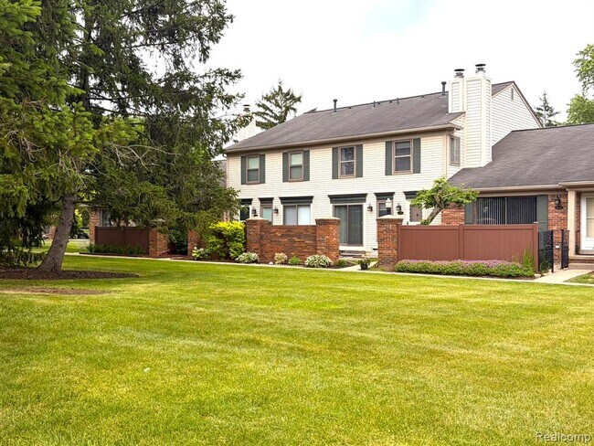 Building Photo - 41090 Southwind Dr
