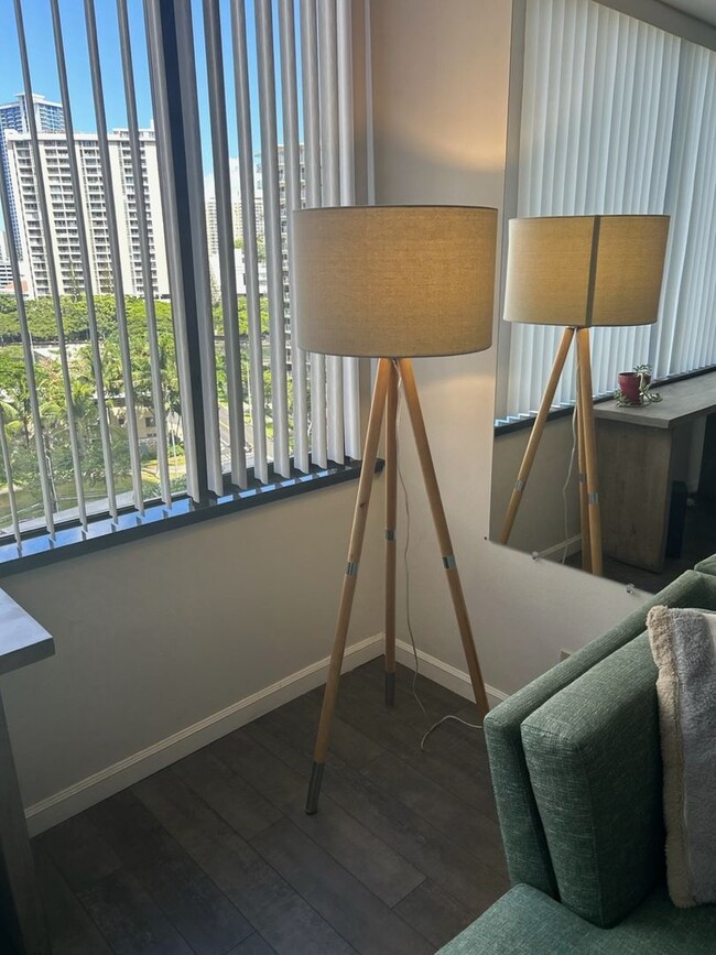 Building Photo - Tastefully Designed 1 bedroom in  Waikiki