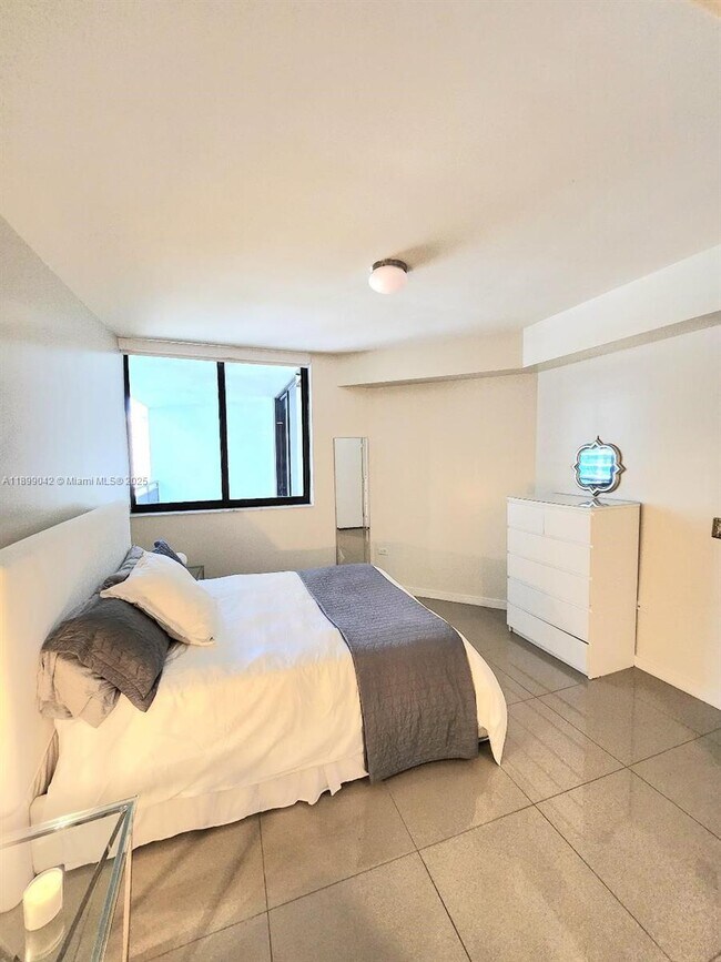 Building Photo - 999 SW 1st Ave