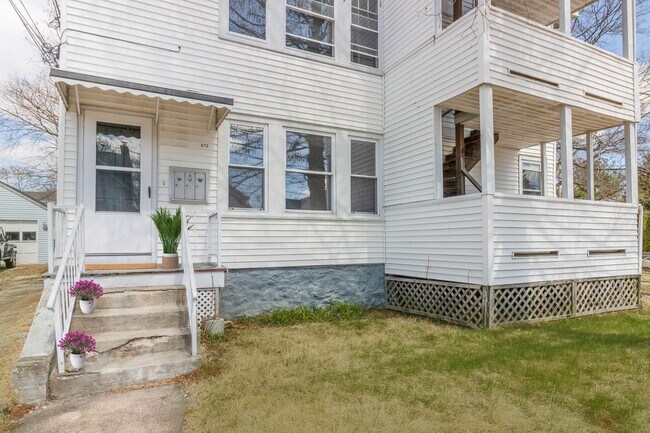 Building Photo - 572 Gaskill St