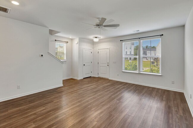 Building Photo - Recess Pointe’s One and Only Duplex! 3 Sto...