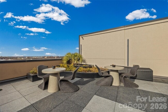 Building Photo - 715 N Graham St