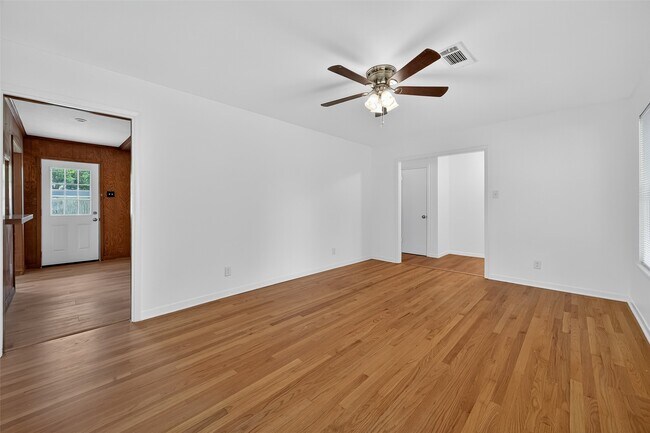 Building Photo - 8210 Edgemoor Dr