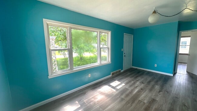 Building Photo - FOR RENT- Adorable 2 bed 1 bath in Washbur...