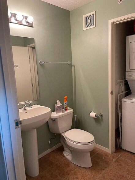 Building Photo - 9655 Woods Dr