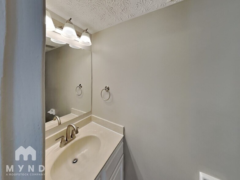 Building Photo - 3019 Old Warson Dr