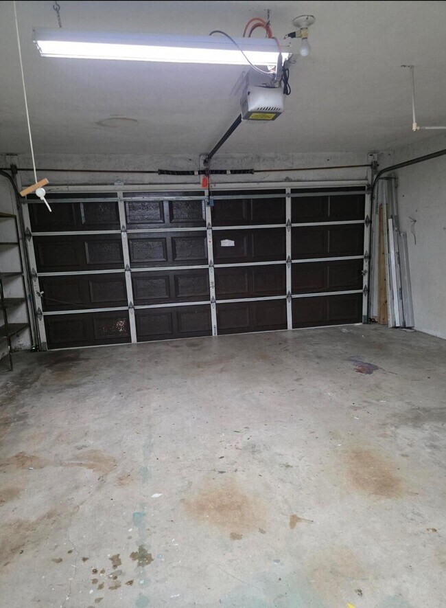 Building Photo - 1697 SW Clover St