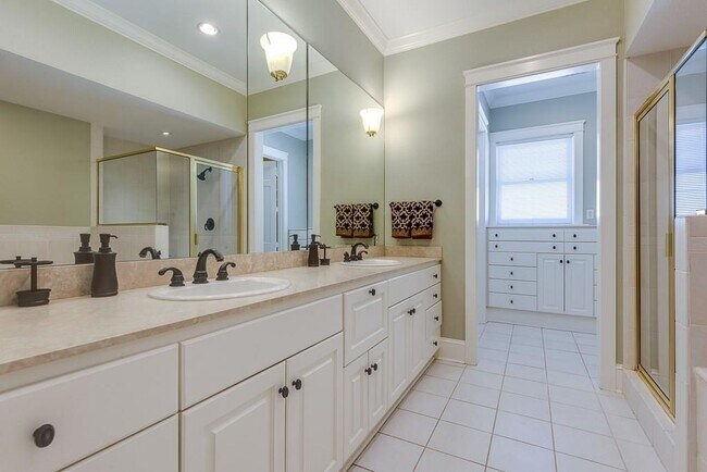 Building Photo - 2624 Thomas Ave