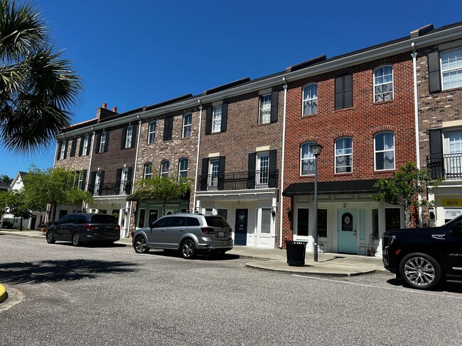 Building Photo - Beautiful Townhome in Central Myrtle Beach!
