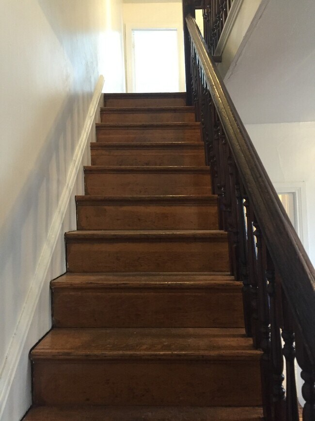 Building Photo - 5 Bedroom, 1 Bath, Parking-York City SD