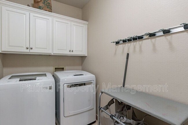 Building Photo - 9910 E Sutton Dr