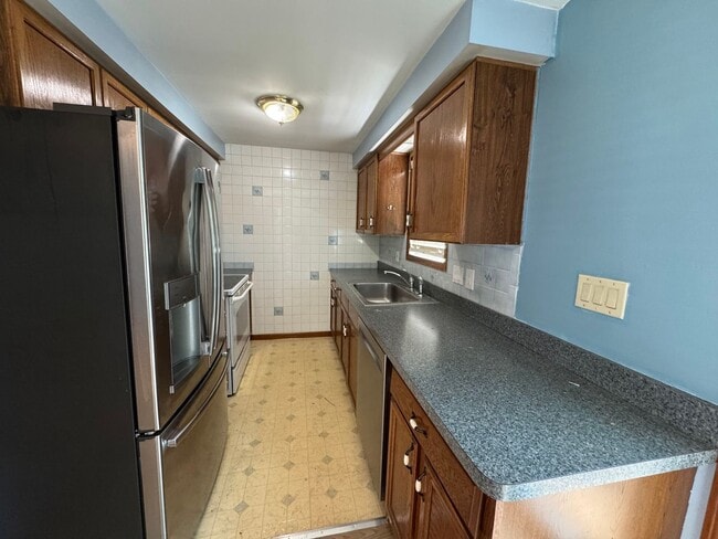 Building Photo - Woburn Townhouse| 2 Bed 1.5 Bath| Availabl...
