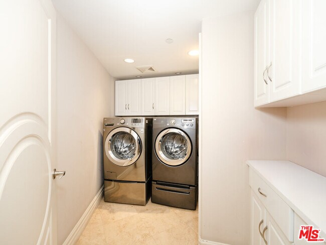 Building Photo - 18047 Karen Dr