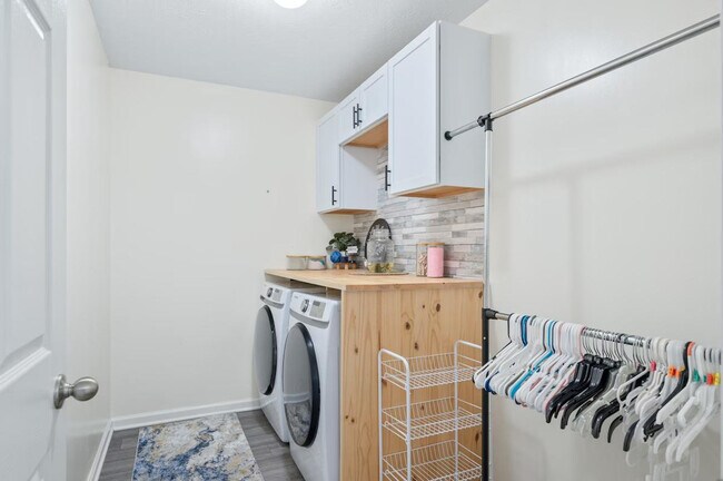 Building Photo - 4007 Woodview Dr