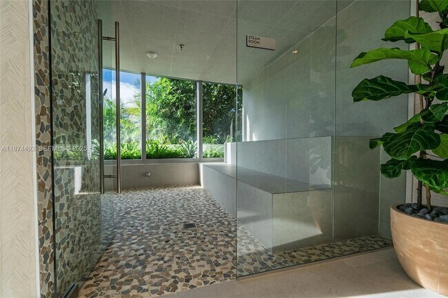 Building Photo - 700 NE 24th St