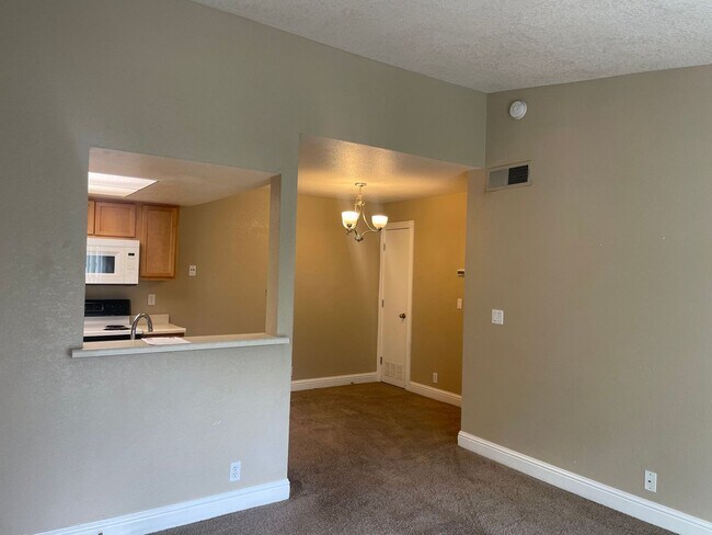 Building Photo - 2 Bedroom and 1 Bathroom South Reno Condo