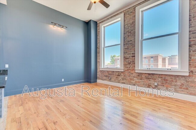 Building Photo - 936 Broad St