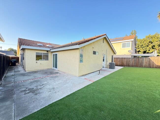 Building Photo - Beautifully Maintained 4Bd/2Ba Home w/Large Back Yard and Fruit Trees!