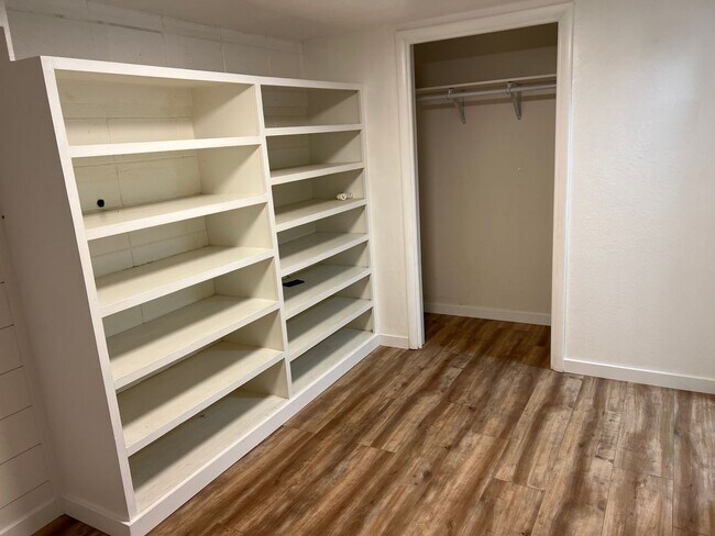 Building Photo - 4 Bedroom 2 bath home near lake Tenkiller with office