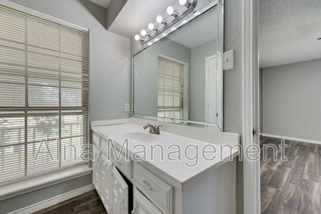 Building Photo - 743 Kings Ln