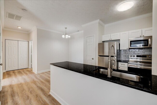 Building Photo - Evansville, IN**** Crown Moulding**** 2 Be...