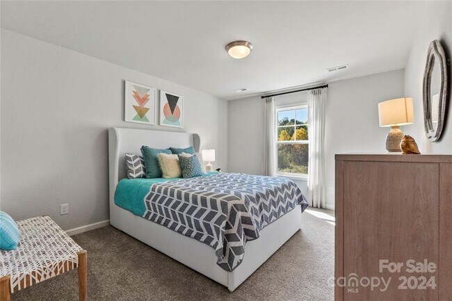 Building Photo - Captivating Family Home | 4 BR/3BA | 2 Car Garage | Backyard