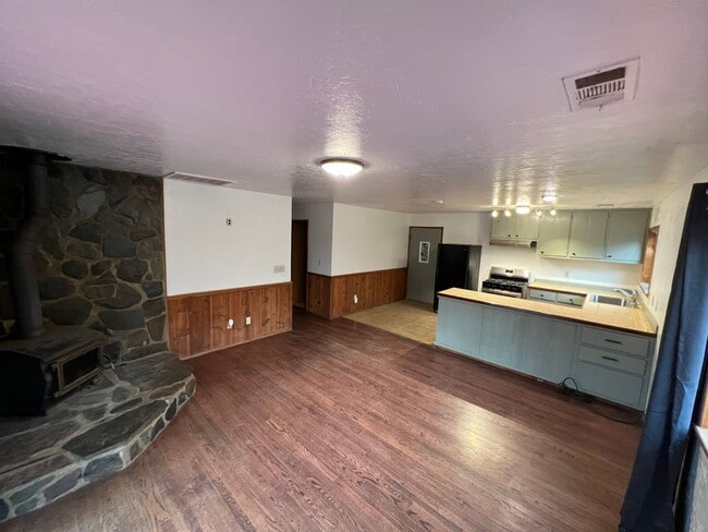 Building Photo - 10663 Smith Station Rd
