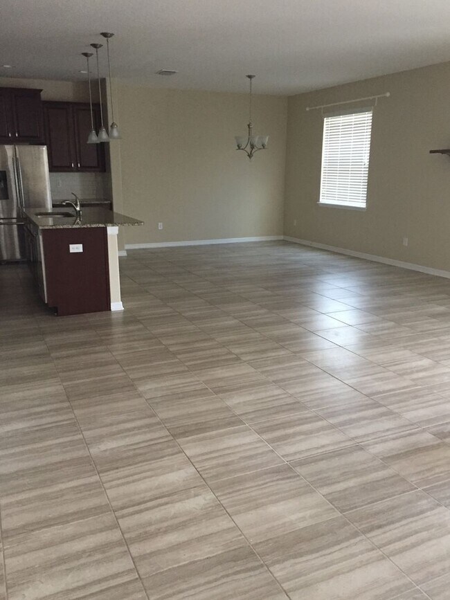 Building Photo - Stunning 4-Bed, 3-Bath Home with Screened-...