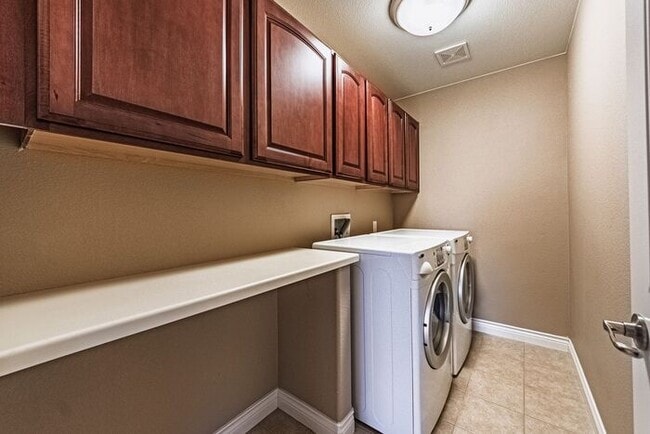 Building Photo - Stunning 5BR Home with Luxury Master Suite & Low-Maintenance Yard!